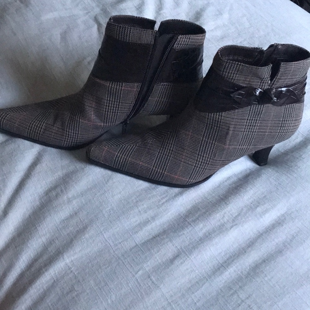 Women’s 9 and 1/2 heal boots. - Picture 1 of 4